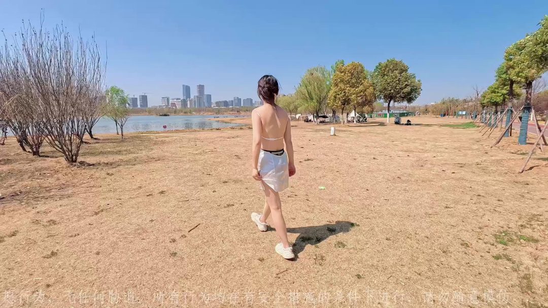 【Raymond】逛公园的小美女身上只有短小的露背睡裙和一些铁疙瘩-2