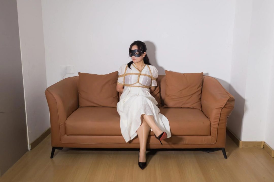 【高光肉丝】【羞耻放置】【性感高跟】活该姐一袭白裙 强行暴露落地窗前-3