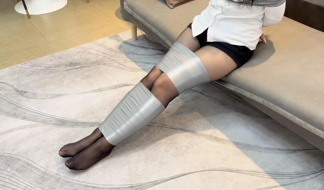 【小怀】 新模小怀，明星像的模特，挣扎程度也很不错，黑丝美腿尽显无疑-3