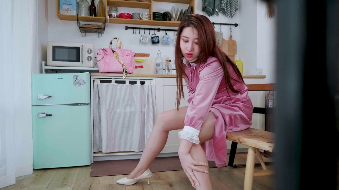 粉嫩佳人，粉色长裙，粉色包包，连口球都是粉的-2