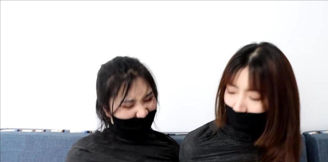 king剧情定拍！《神秘双人木乃伊下》2个美女被完美木乃伊全包 全包卖力挣扎全程吃力蠕动 超稀有双人木乃伊挣扎-4