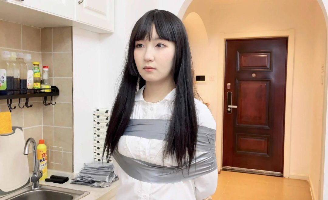 【小怀】 新模小怀，明星像的模特，挣扎程度也很不错，黑丝美腿尽显无疑-2