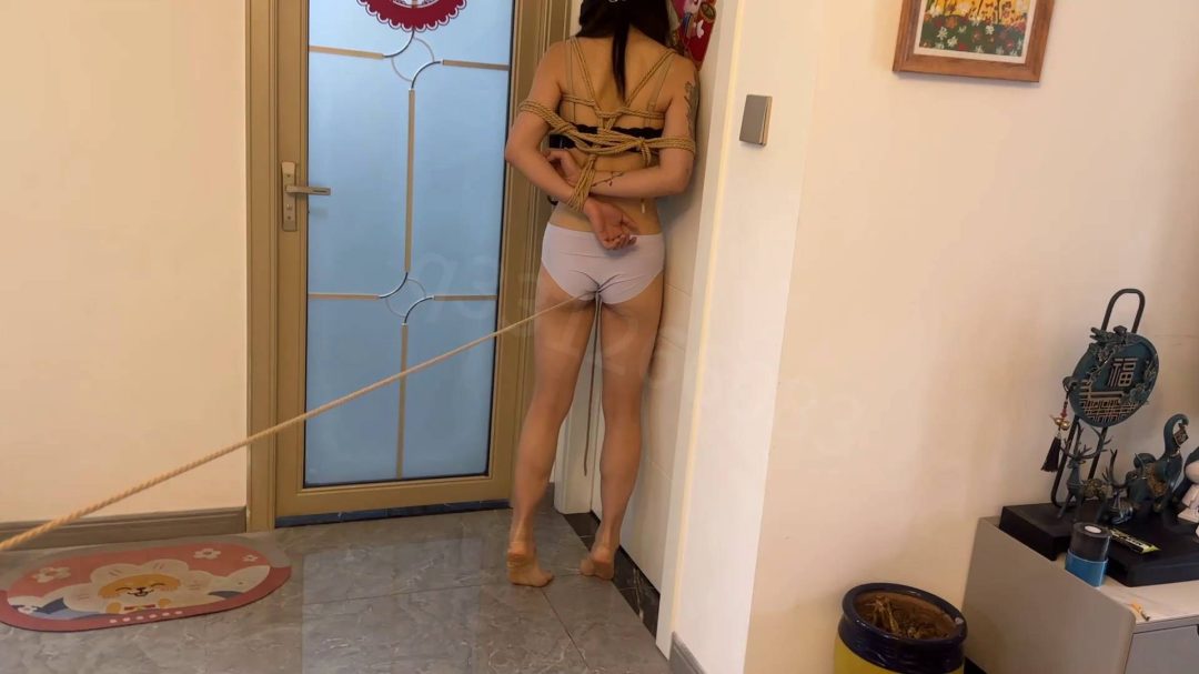 丫丫穿内衣内裤走绳，走完过后跪缚勒-3
