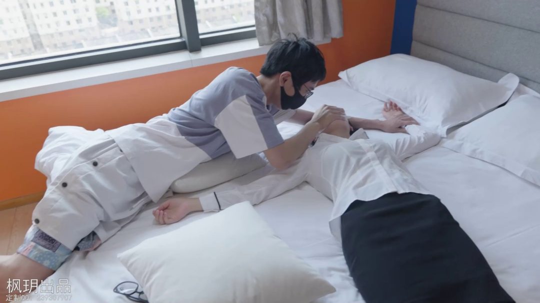 误闯女王府（第一集）小伙子以为他的是个普通人-1