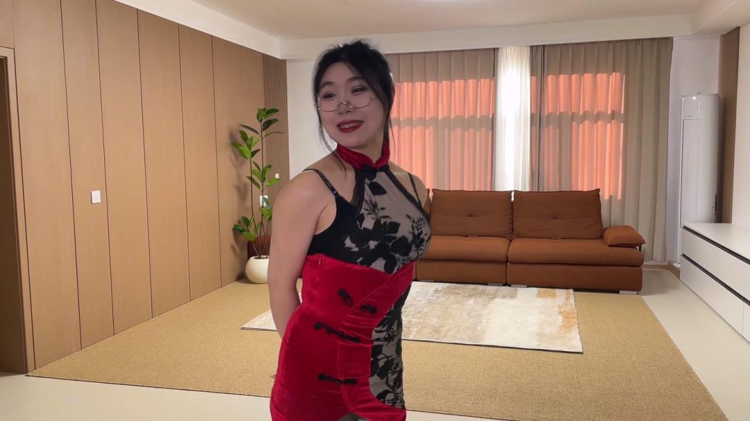 king完美复刻漫画定拍！云雀定拍《被入室抢劫的美丽母女 上》超清4k画质 超人气漫画完美复刻 丰满美女被入室捆绑成木乃伊人棍 泡沫胶带完美包裹~-3