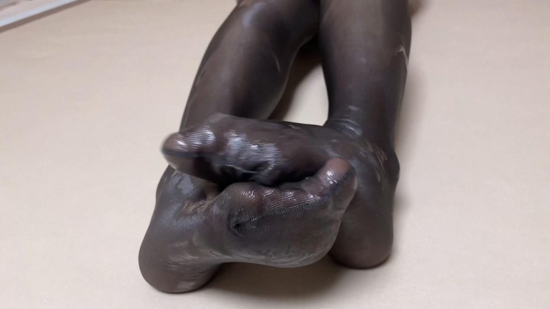 king云雀定拍《油光丝袜美女租客—粘液陷阱02》粘液丝袜 玩弄挠痒丝袜美脚 美女使劲全力逃跑 但全是滑滑溜溜怎么挣脱？油光灰丝-2