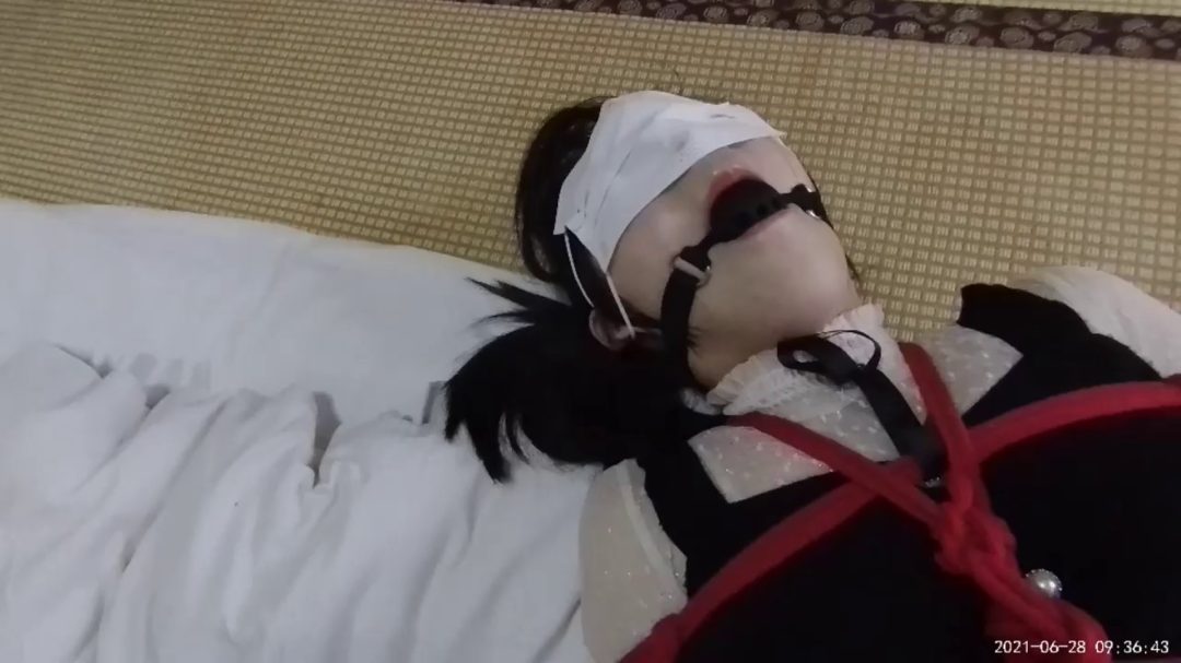 捆绑 堵嘴 恋足 sp（1-2合并版）对小芳妹子进行捆绑堵嘴放置-7
