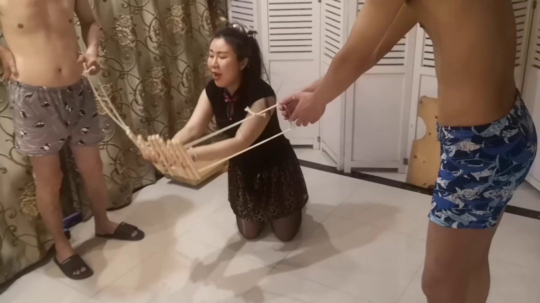 剧情林慧儿之殇 民国初年富家千斤林慧儿惨遭大盗柳世林欺凌 木枷夹指甩发戏曲审讯-7