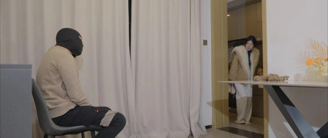 【红鲤鱼剧情】闺蜜被出轨男家暴，我把小三绑起来强吻！-2