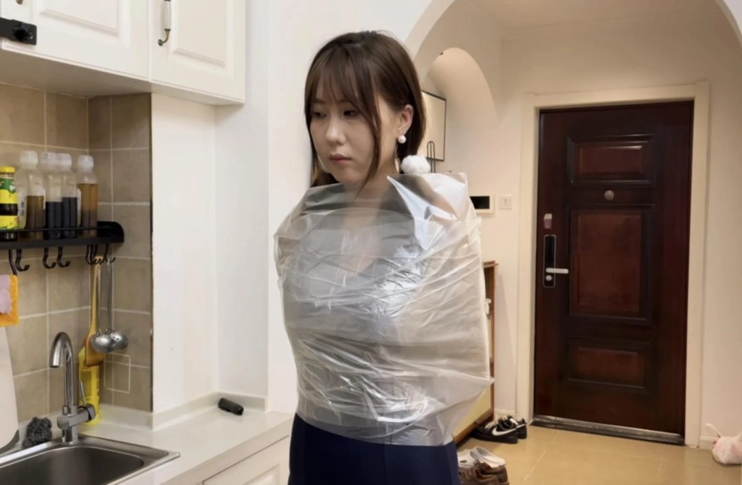 【小陈】【招模特】胶带捆绑后，驷马姿势的挣扎，嘴巴也塞满，再加上白丝与肉丝的结合~-3