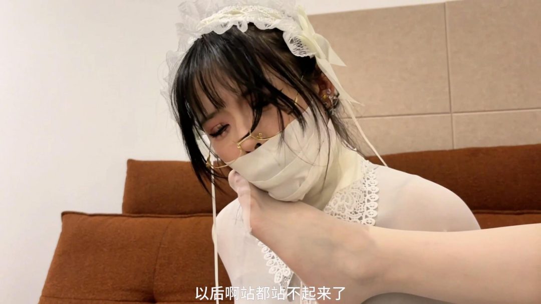 king完美复刻漫画定拍！云雀定拍《女仆与千金第二部——鸠占鹊巢04 完结》饱和式剧情 纹身叛逆美女被强制包裹成白丝洛丽塔洋娃娃抱枕 被造反的白丝女仆肆意把玩 洗脑折磨~-5