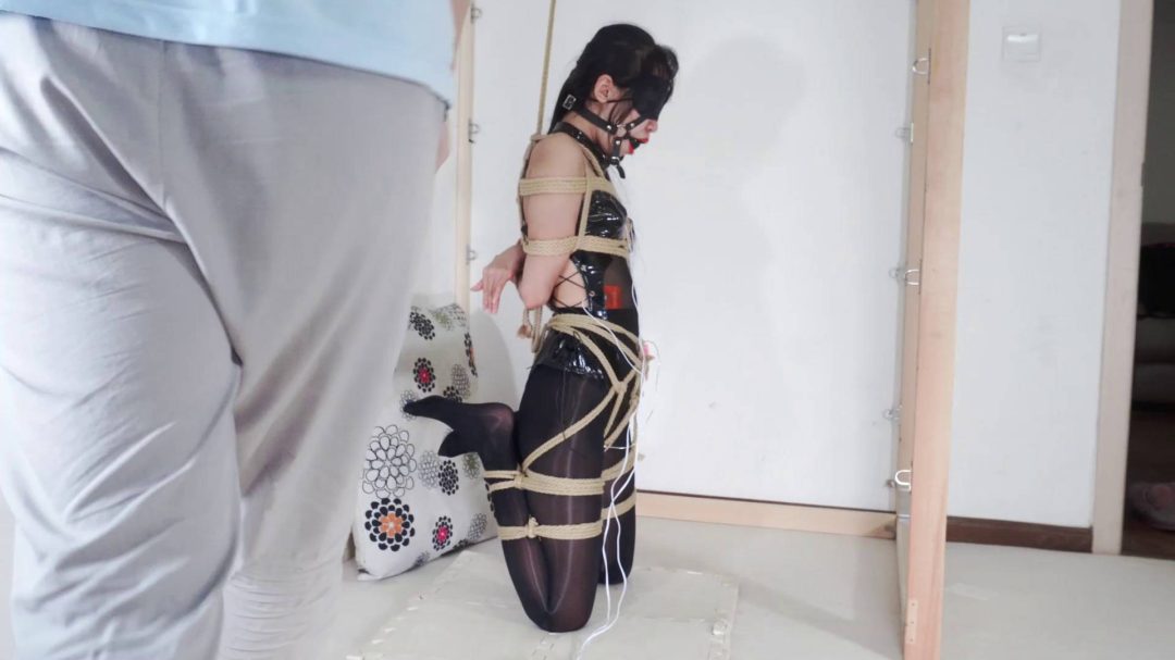 油亮黑丝皮衣捆绑，马具口球电击-5