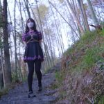 《珊瑚的紧缚日记Ⅲ》躲在车里的珊瑚被路人发现，寻一处偏僻的森林固定放置在大树上，戴上口球以防呼喊刺激加上暴露的羞耻感让她更加刺激，逐渐沦陷其中，“这种感觉真棒”