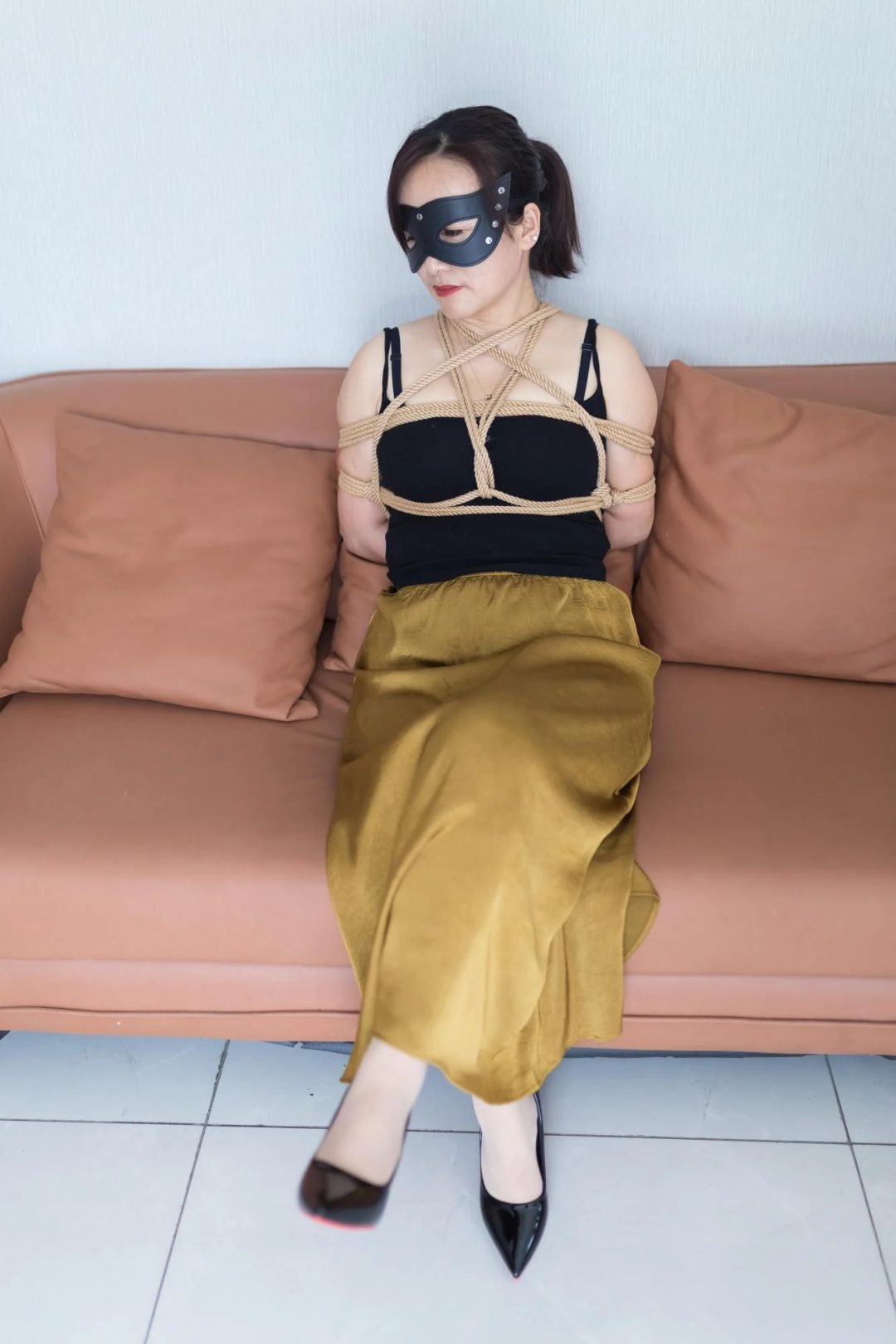 【越来越丰满的活该姐】长裙高跟和丝袜 茶室写真一小时全纪录 丝足挠痒 强制“放松”-2