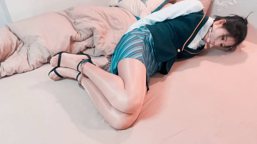 空姐私下玩手铐，不料被劫！-4