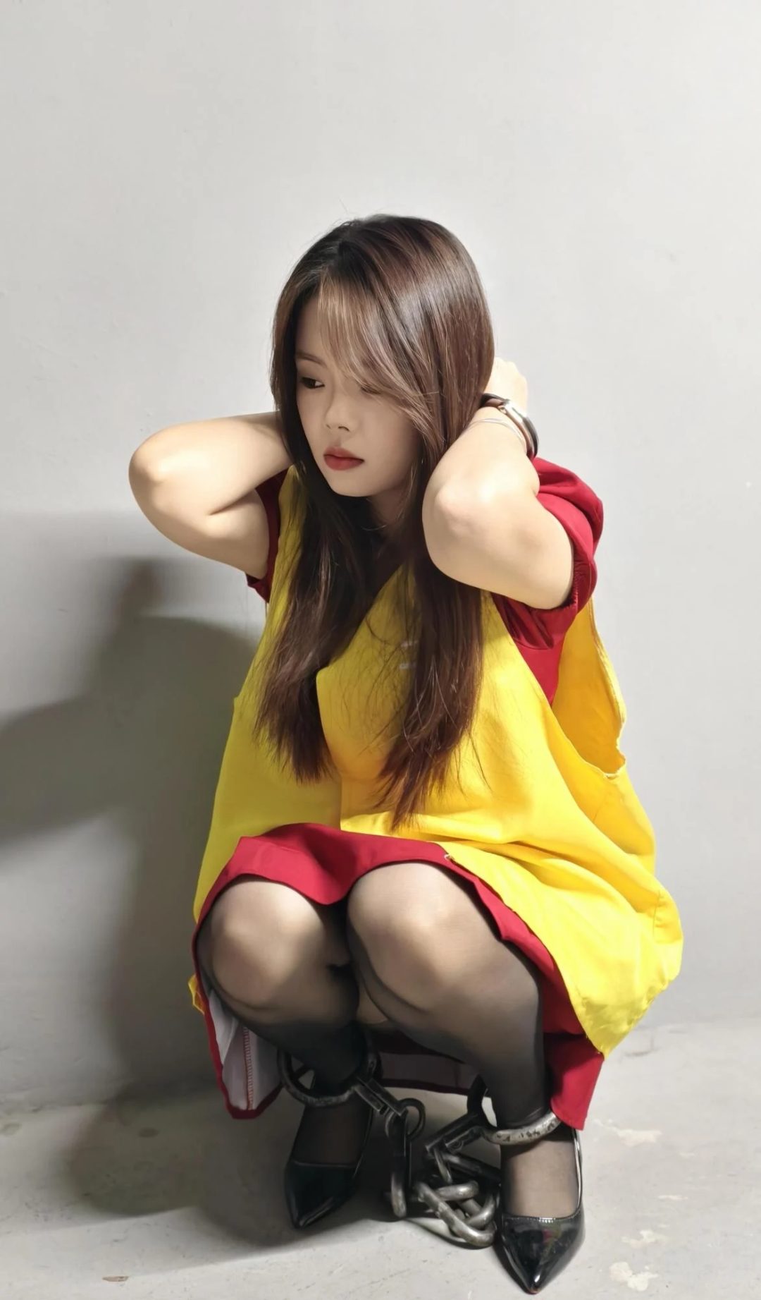 【鑫鑫工作室】张小姐因涉嫌 被逮捕，依法对她进行逮捕并搜查。张小姐声称自己没有犯罪，但 表示没有证据不会随意抓人。 张小姐坚称自己没有犯罪，是正常上班时被抓捕的,押回牢房，等待进一步的审判-8