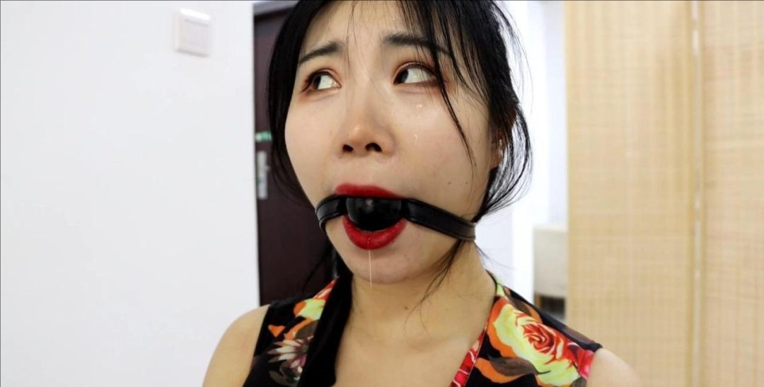 KING精彩定拍《被控制的真人美女玩偶01》性感美女被改造成真人玩偶 身体被肆意控制如同牵线木偶-7