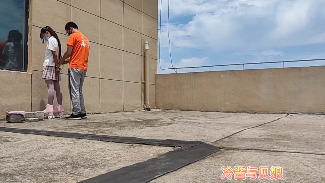 天台轮滑美少女的镣铐捆绑-2