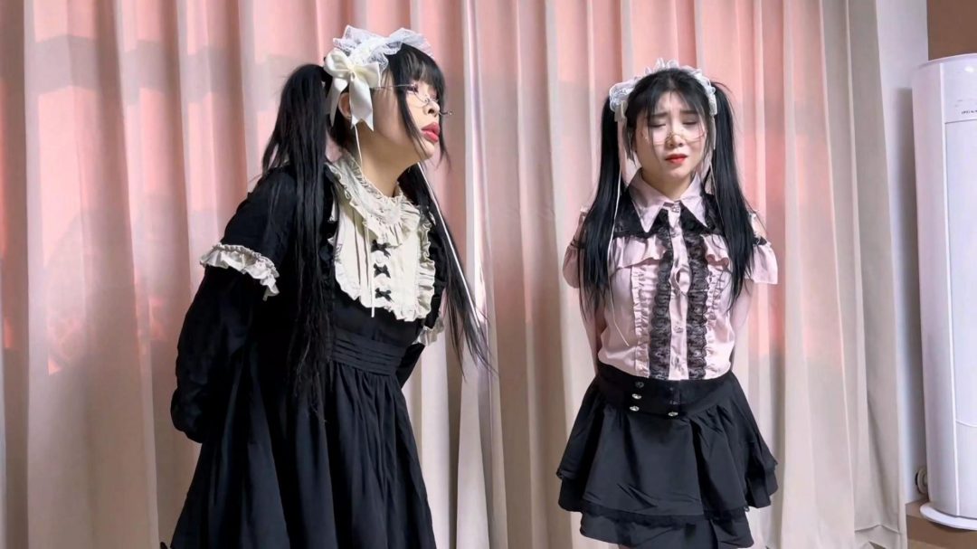 king的饱和式剧情《洋娃娃屋02》超有趣的设定 根据漫画改编 真人美女被强制变成洋娃娃 被超密集捆绑 只有眼珠乱转 吴晗 曼妮！-1