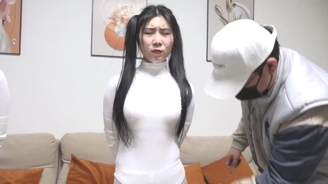 king定拍《鬼屋缚影——双人白丝牵线木偶》刘洋 吴晗性感油光白丝体操服美女 美女们入住鬼屋 被控制玩弄成牵线人偶肆意玩弄-6