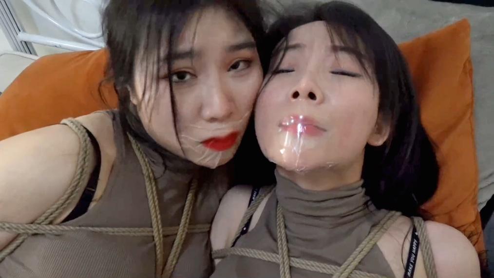 king定拍《女模们的丝袜陷阱02》刘洋 吴晗2位油光丝袜模特被服装拘束 衣服蒙脸拘束 丝袜双腿包裹成一体 丝袜怎么挣扎都会自动还原-9