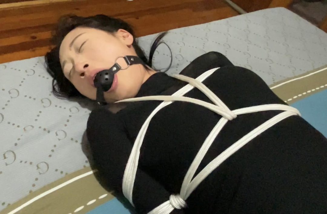 【缚艺录】【任我行】【小云】白袜下的捆绑-8