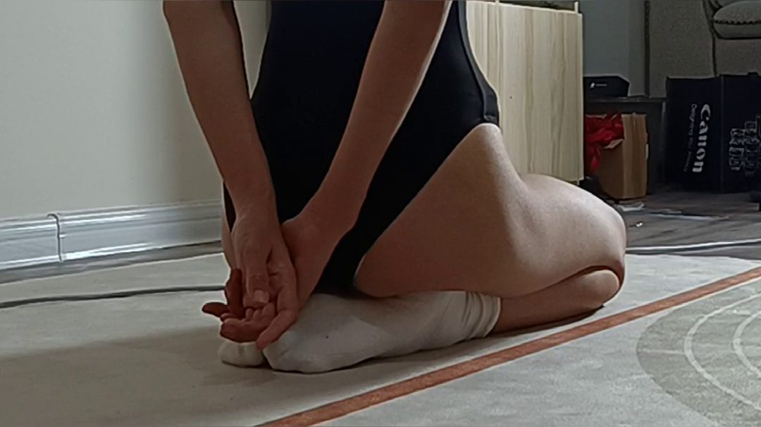 长腿妹子欣悦捆绑跪姿训练-1