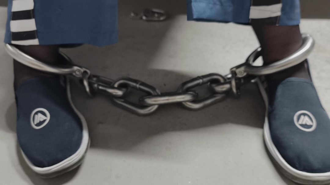 【鑫鑫工作室】林静如因职场的卫生打扫问题与同事发生口角，后因奶奶生病住院而逃狱，被李抓住并带回。在审讯中，解释自己因担心奶奶病情而逃跑，但被认为情节严重，需更换戒具并加重处罚。威胁她若再逃将面临更重刑-7