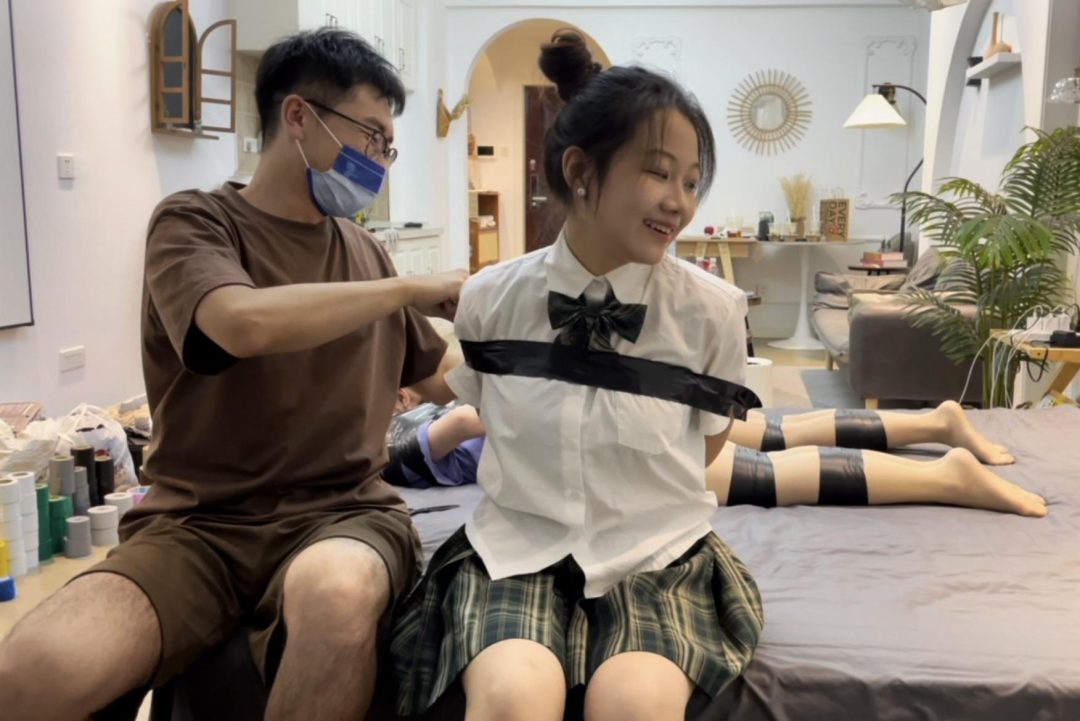 【小依】【小汪】【小杨】毛巾堵嘴，光面胶带封嘴后，继续互相解脱，捆绑+封嘴全过程，3个人的简单挣脱实验3~-7