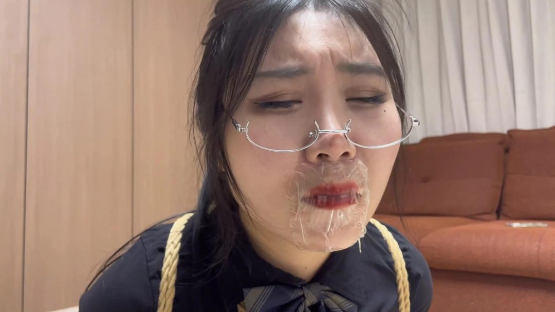 ing云雀定拍《双层白丝美女—油光丝袜01》粘液丝袜 双层白丝丝袜包裹 朋友在边上听歌 美女努力蠕动求救不能-6