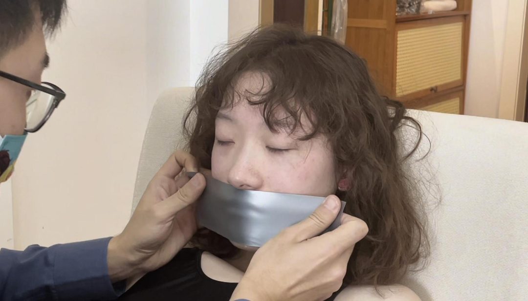 【小雪】 捆绑完了之后，挑弄一下黑丝小jio，小雪的身材，一如既往地好看-1