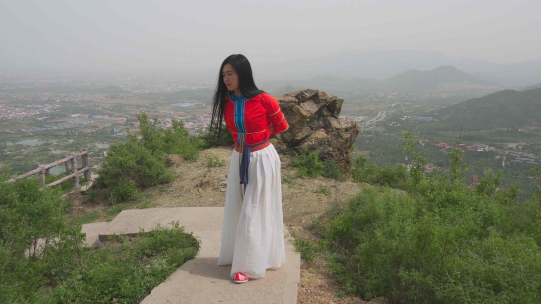 私人女囚之故地重游（五一游记） 户外红罪衣木枷脚镣 押解绑 跪迎主人 五花大绑 单脚吊 口球 红肚兜 真实皮鞭戒尺打屁股 强制开脚等等-2