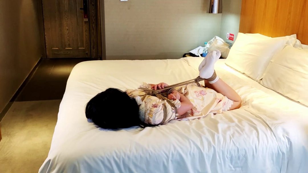 萝莉型妹子圆圆第二发，还是小裙子+小白袜，日式驷马挣扎+小白袜tk-3