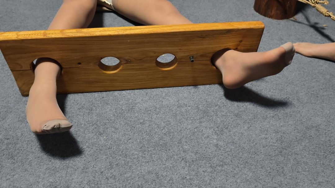 中篇 三位女模特倾情演绎，女学生被特务抓住逼问情报下落，在各种KB,YK,鞭打，老虎凳下，仍不肯招供，她能等到同伴来救她吗？同伴能安全离开吗？-8