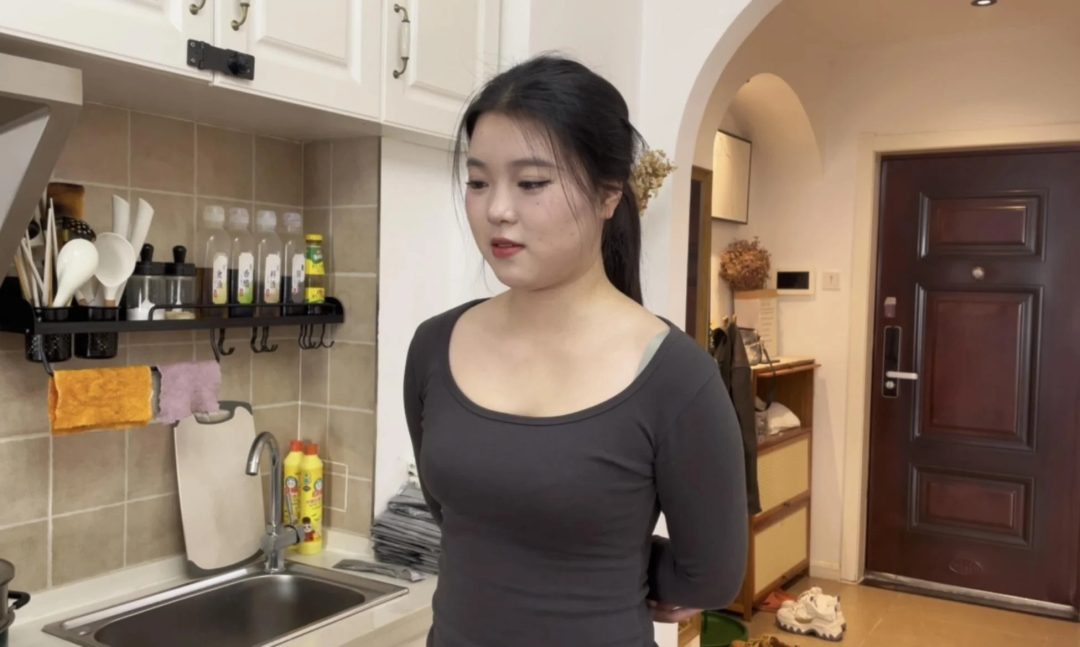 【小贝】许久不见的小贝，还是熟悉的配方，先是防水肤膜，然后白色胶带沾满脸，穿着黑丝，慢慢挣扎吧-1