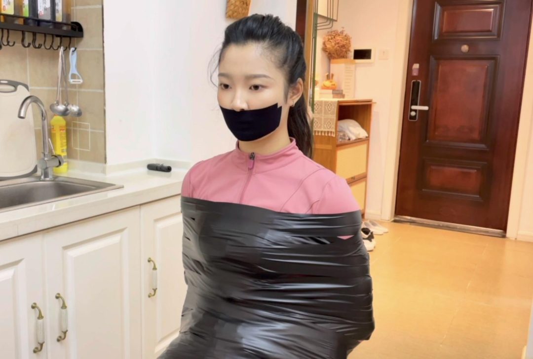 【小橙】椅子上的黑色胶带捆绑，胶带封嘴后，静电胶带再封一层，肉丝蒙眼+蒙嘴，“呜呜呜”的享受~-2