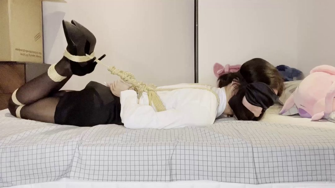 柯柯的驷马捆绑特辑丨肉丝+黑丝+高跟鞋两套衣服床上挣扎-6