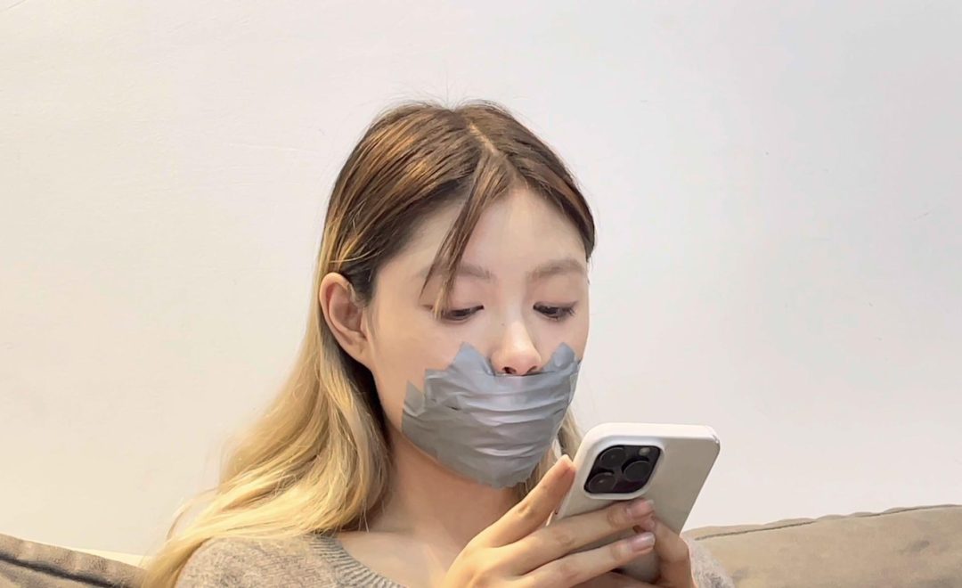 【小晗】小唅自己动手，3种胶带封嘴+脚部按摩，小唅笑起来的样子，很美-6