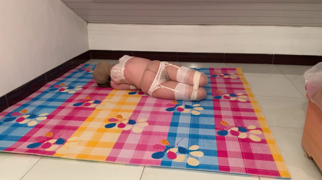 被严厉驷马扔在阁楼地上-4