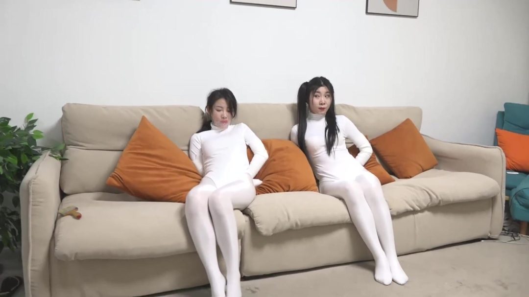 king定拍《鬼屋缚影——双人白丝牵线木偶》刘洋 吴晗性感油光白丝体操服美女 美女们入住鬼屋 被控制玩弄成牵线人偶肆意玩弄-8