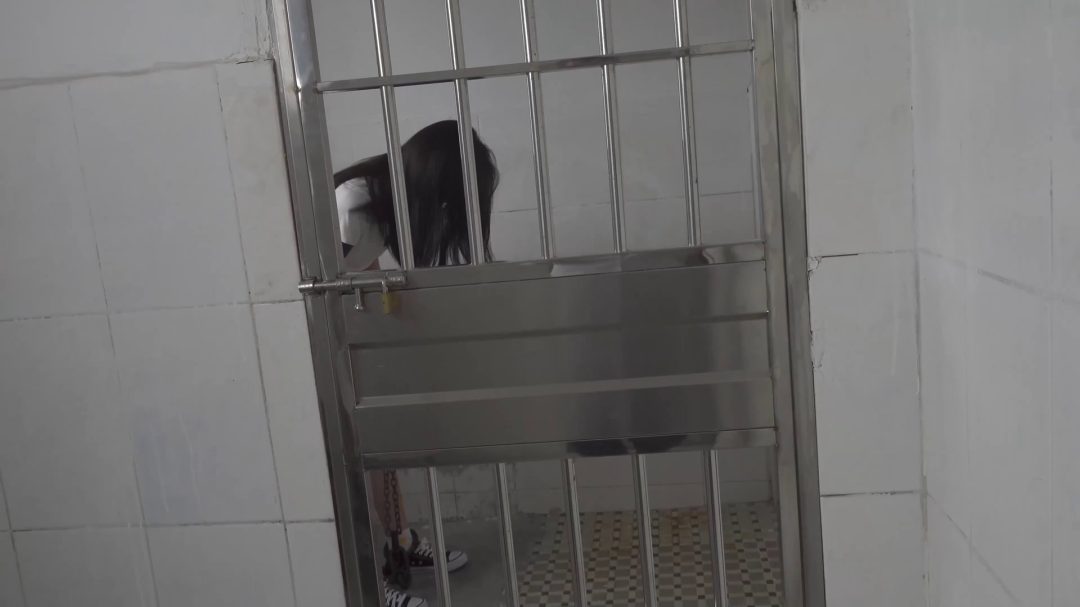 模特夏娜首次体验监禁-4