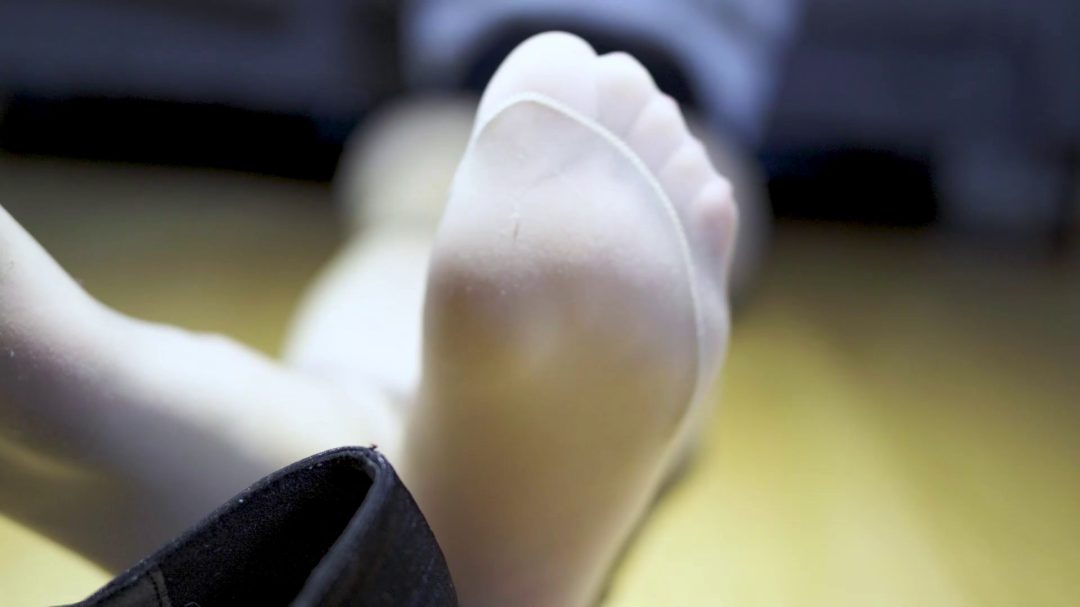 复古日式OL肉丝紧缚捆绑与挣脱，中间居然绑着睡着了，从沙发掉下来摔醒了-8