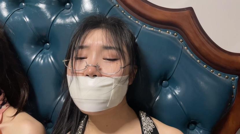 king定拍《自动拘束服装 下》美丽模特们被品牌的服装包裹 2个美女人棍想方设法在房间里逃跑挣脱 结果越挣扎捆绑越密集 却被抓来强制做服装展示-10