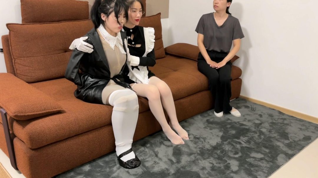 king完美复刻漫画定拍！云雀定拍《女仆与千金第二部——鸠占鹊巢03》饱和式剧情 史上最还原的漫画完美伪装拘束 双脚包裹进一双伪装鞋中 身体被重重服装包裹伪装-8