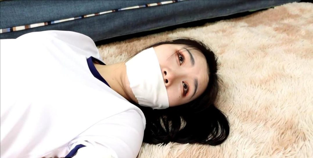 king剧情定拍！《日式白丝体操服美女的囚禁游戏01》白丝丽人被奇怪方式囚禁变成爬地小狗-4