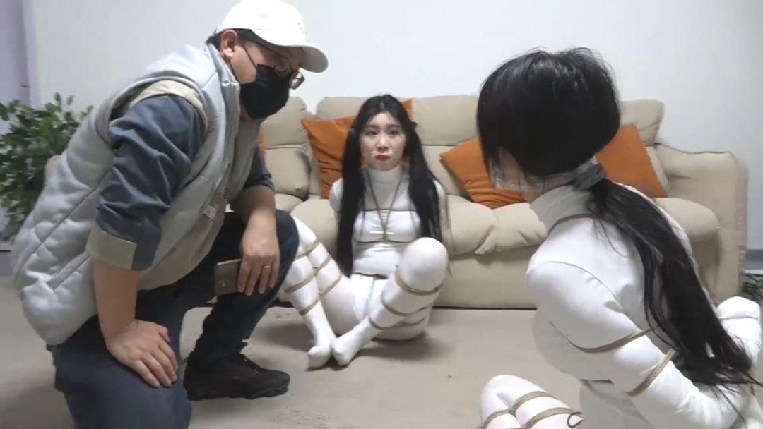 king定拍《白丝女奴直播02》刘洋 吴晗2位性感油光白丝体操服美女 美女们折叠拘-2