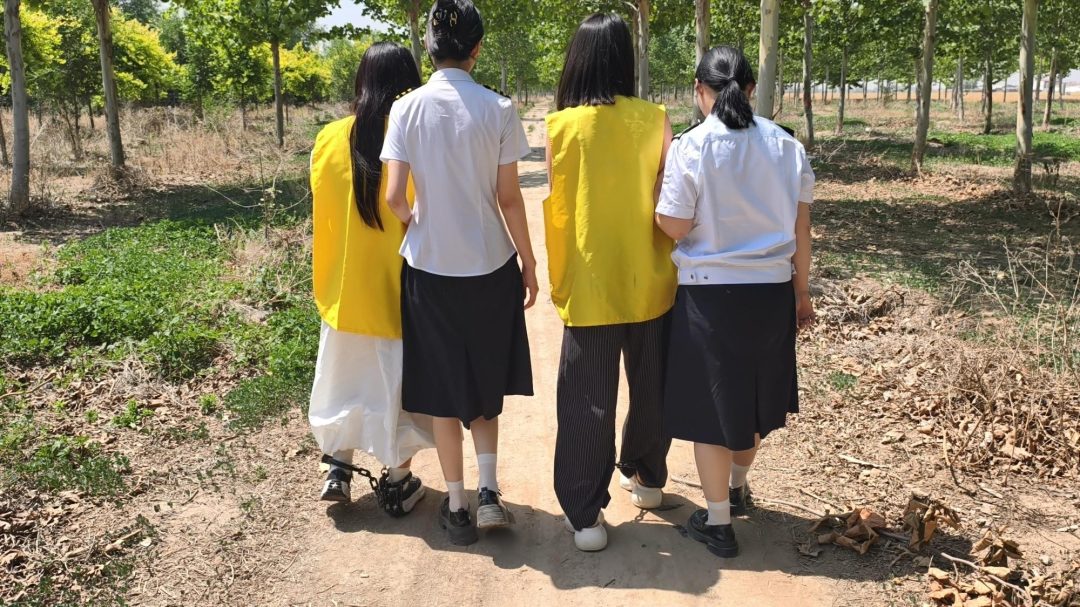 【鑫鑫工作室】新模特小艾云思饰演女贩和s人犯(下），被逮捕后户外指认现场，两人被判s刑带30斤重脚镣，最后在户外二人被q决，五花大绑，押赴刑场-2