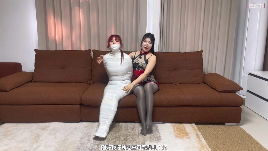 king云雀定拍超人气系列《女奴贩卖直播间——丰满木乃伊女奴01》超清画质 吴晗 曼妮 超丰满性感身材 泡沫胶带完美密封的美人茧 全程都有剧情 美女不停蠕动挣扎-1