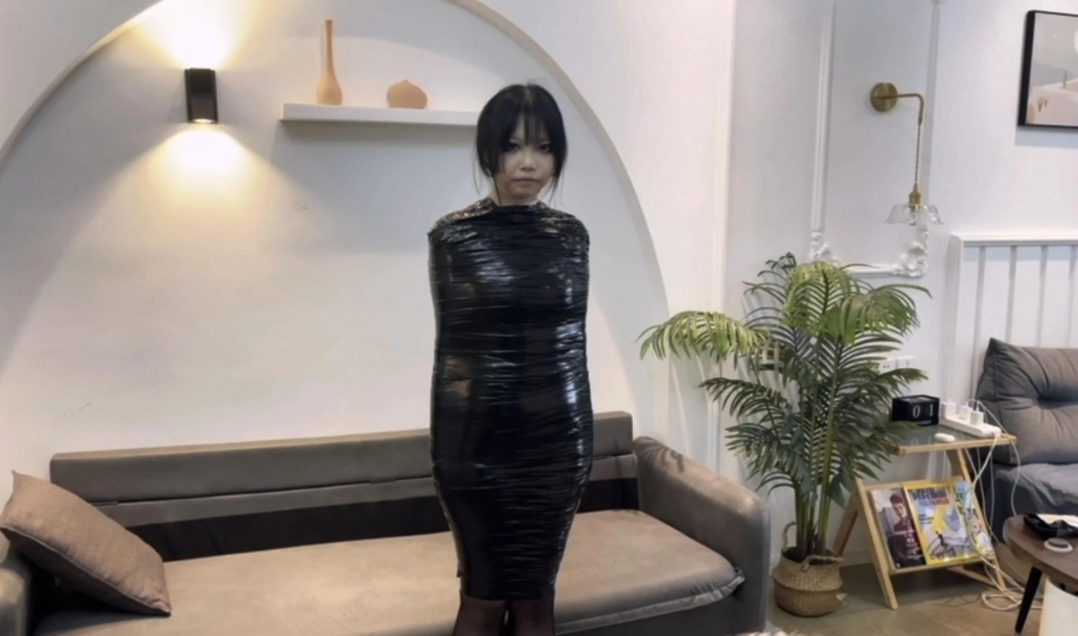 【小鹿】小鹿的黑色胶带全包，嘴巴和全身，包的很严实，想挣脱，就是挣脱不开，“呜呜呜”-4