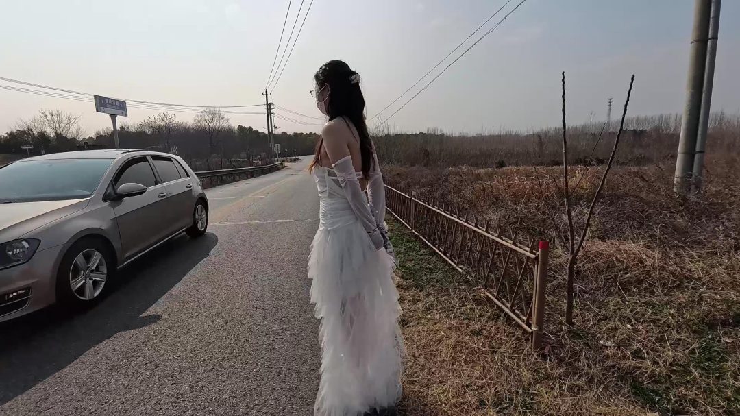 谁能想到在户外拍婚纱照的新娘，性感的婚纱之下的双腿之间居然被紧紧的勒着股绳(预告片)-11